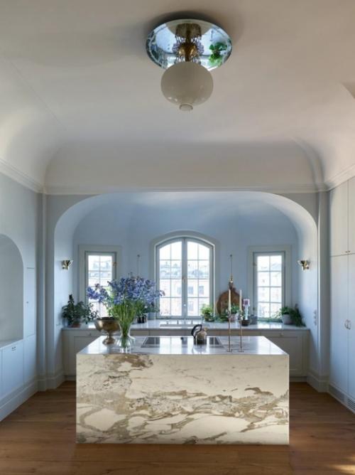 Эта квартира в старинном доме в Стокгольме объединяет элементы северного ар - нуво и скандинавского минимализма. 01