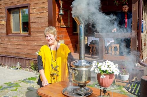 Уже почти год посетителей принимает. 07