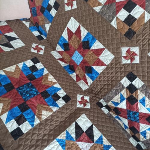 Лоскутные покрывала создают уют, вносят изюминку в интерьер, придают вашему дому индивидуальность и тёплую атмосферу. 03