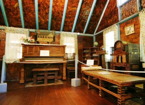 Бумажный дом построен в 1924 году элисом стимненом (Elis Stemnan), инженером - механиком, создавшим в свое время машину для производства скрепок. 02 Бумажный дом построен в 1924 году элисом стимненом (Elis Stemnan), инженером - механиком, создавшим в свое время машину для производства скрепок. 02