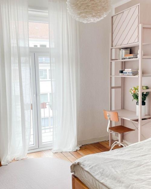 Квартира с нежно-голубой прихожей и более яркими цветовыми деталями мебели, а именно с двумя цветными диванами, голубого и сиреневого цвета. 06