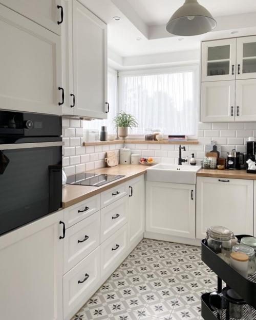 Интерьер с уютным сочетанием цветов, которые мы так любим: темное дерево + чёрный + серый. 02