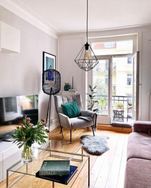 Квартира с нежно-голубой прихожей и более яркими цветовыми деталями мебели, а именно с двумя цветными диванами, голубого и сиреневого цвета. 02