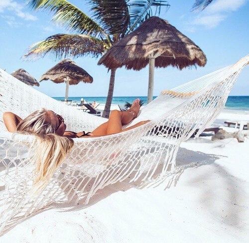 Лишь в том случае, если женщина начинает любить и баловать себя - к этому скоро легко подключается и все пространство вокруг нее. 02