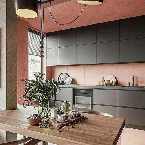 Яркие акценты в интерьере квартиры с бетонными грубыми стенами. 03