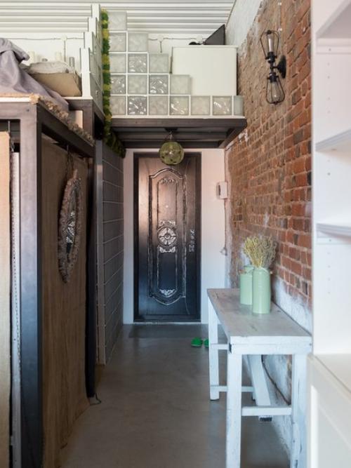 Квартира расположена в отреставрированном здании бывшего кожевенного завода товарищества М. Демент и сын 1869 года постройки. 05