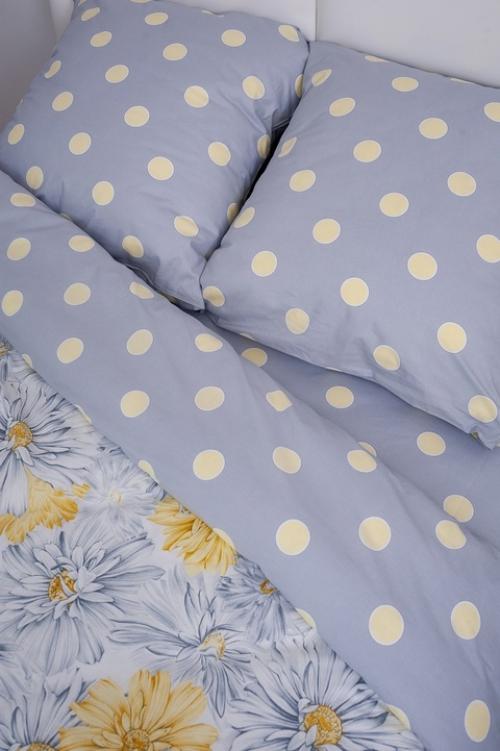 Для Нелли сшиты простынь на резинке и наволочки из компаньона поплина Маргарита. 01