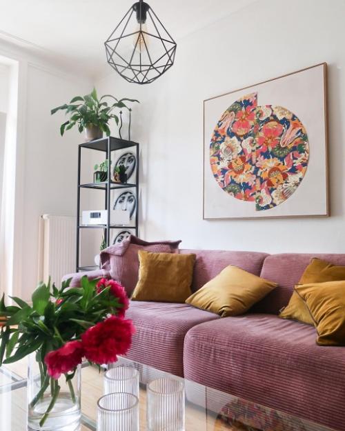 Квартира с нежно-голубой прихожей и более яркими цветовыми деталями мебели, а именно с двумя цветными диванами, голубого и сиреневого цвета. 05