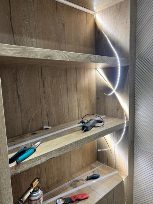 Правильная подсветка в ванной или душевой комнате украшает интерьер и создает приятную атмосферу. 01