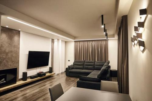 Современный монохромный интерьер общего пространства кухни - столовой и гостиной в ЖК парадный квартал. 06