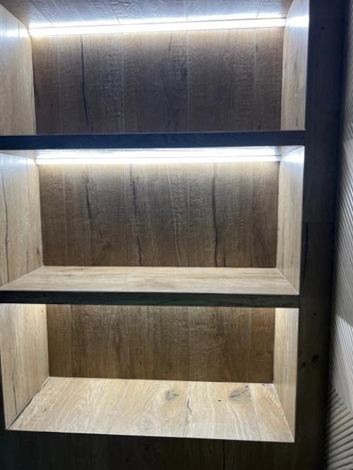 Правильная подсветка в ванной или душевой комнате украшает интерьер и создает приятную атмосферу. 02