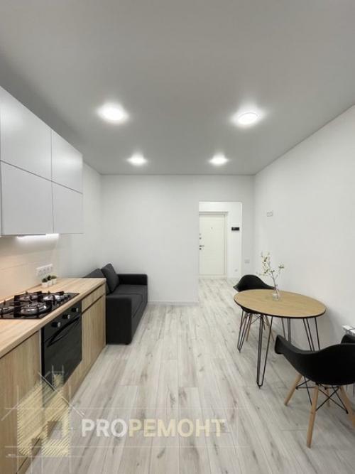 Квартира с современным дизайнерским ремонтом, с использованием натурального дерева в интерьере. 02