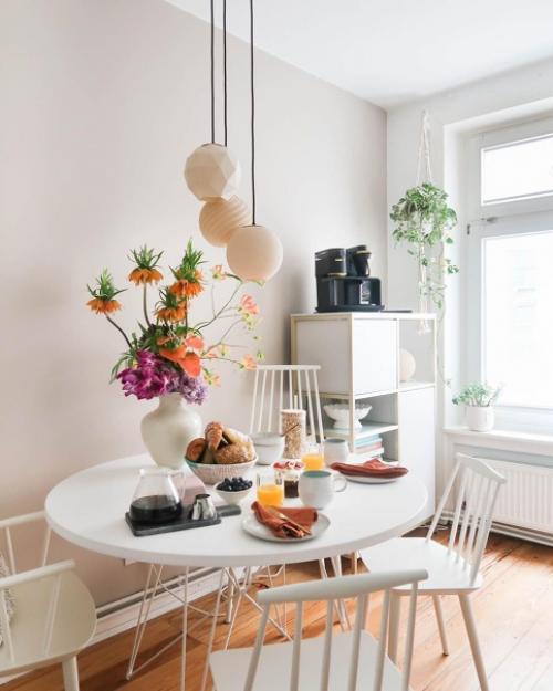 Квартира с нежно-голубой прихожей и более яркими цветовыми деталями мебели, а именно с двумя цветными диванами, голубого и сиреневого цвета. 01