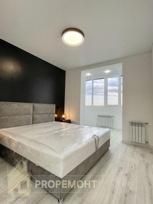 Квартира с современным дизайнерским ремонтом, с использованием натурального дерева в интерьере. 05