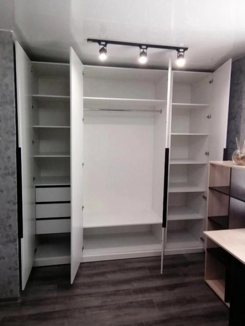 Шкаф белый распашной: красивый и модный элемент интерьера. 01