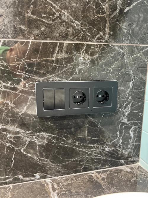 Правильная подсветка в ванной или душевой комнате украшает интерьер и создает приятную атмосферу. 08