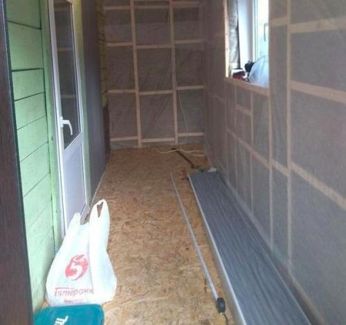 Здравствуйте!  Вот такой ремонт муж сделал своими руками в начем частном доме, начали с веранды. 01