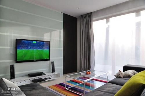 Нейтральные цвета стен и мебели позволяют изменять интерьер квартиры в зависимости от настроения. 05