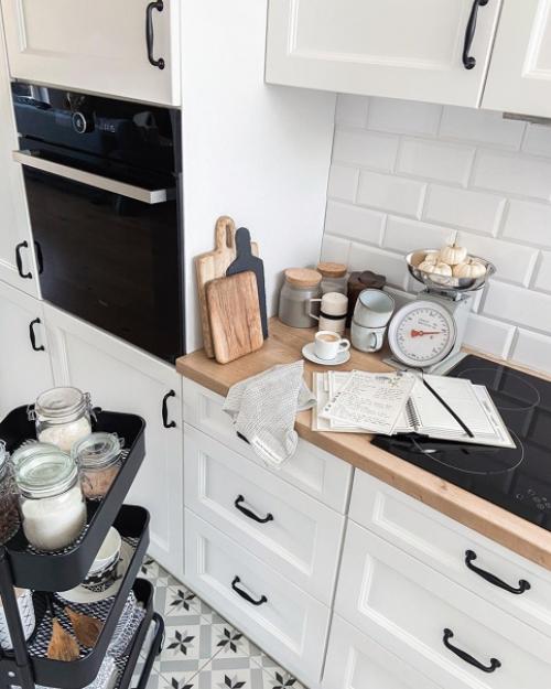 Интерьер с уютным сочетанием цветов, которые мы так любим: темное дерево + чёрный + серый. 04