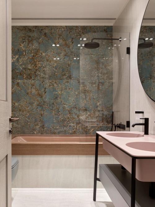 Стеклянная перегородка - популярное решение для зонирования в ванной комнате. 04