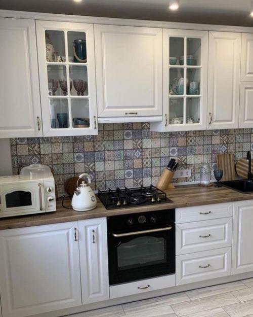 Дизайн кухни в классическом стиле, все по минимум и интерьер отдает стариной. 01