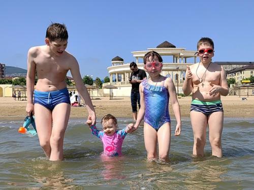 После Крыма то, что предложили в Дербенте в плане жилья нас шокировало настолько, что я уже утром гуглила сдачу билетов. 01