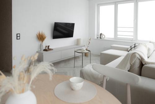 Скандинавский интерьер кухни - гостиной в Новосибирске. 01