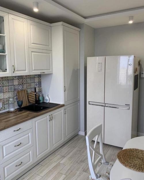 Дизайн кухни в классическом стиле, все по минимум и интерьер отдает стариной. 03