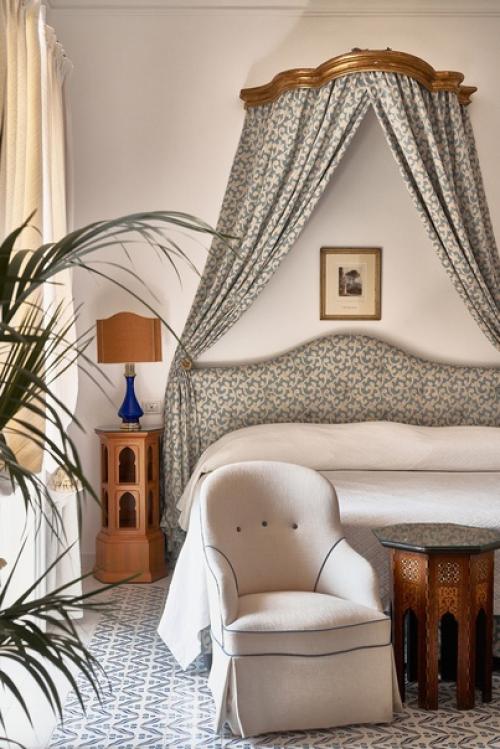 Легендарный отель Le Sirenuse, расположенный в амальфи, небольшом городе на юге Италии, раньше представлял собой летнюю виллу Xviii века. 01