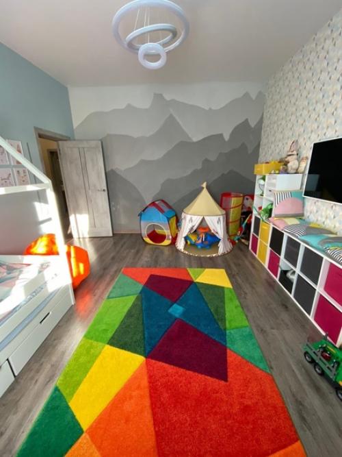 Ещё один яркий и креативный вариант оформления в детской. 08