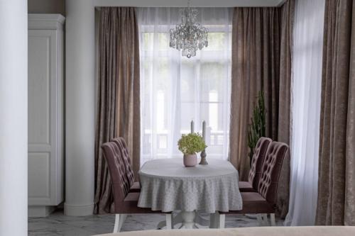 Этот загородный дом - идеальное воплощение классического стиля с современным размахом. 07