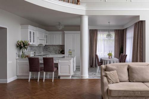 Этот загородный дом - идеальное воплощение классического стиля с современным размахом. 01