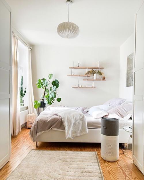 Квартира с нежно-голубой прихожей и более яркими цветовыми деталями мебели, а именно с двумя цветными диванами, голубого и сиреневого цвета. 07