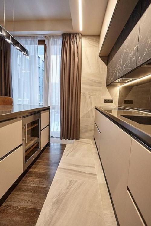 Современный монохромный интерьер общего пространства кухни - столовой и гостиной в ЖК парадный квартал. 03