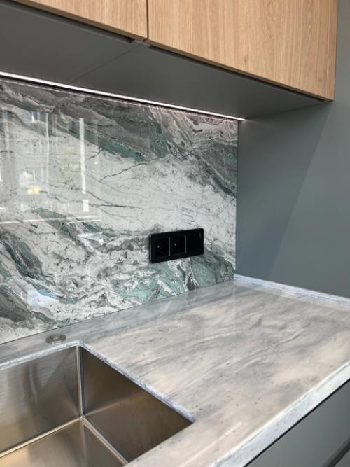 Правильная подсветка в ванной или душевой комнате украшает интерьер и создает приятную атмосферу. 05