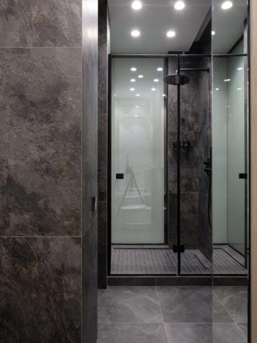 Два в одном: стильный санузел, в котором есть и ванная, и душевая. 01