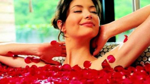 Лишь в том случае, если женщина начинает любить и баловать себя - к этому скоро легко подключается и все пространство вокруг нее. 03