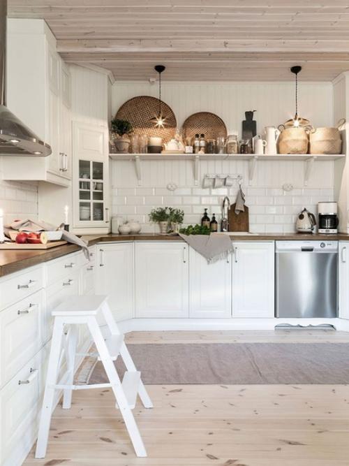 Хотя у шведов есть свои любимые цвета - серый и белый, интерьер конкретного загородного коттеджа в Швеции полон теплых натуральных оттенков. 03