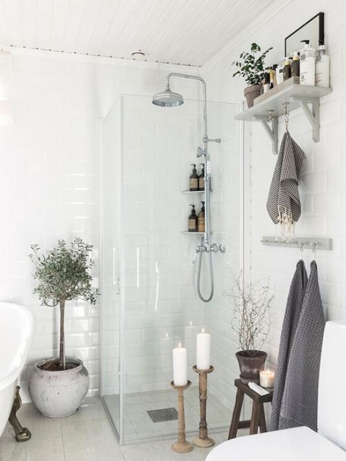 Хотя у шведов есть свои любимые цвета - серый и белый, интерьер конкретного загородного коттеджа в Швеции полон теплых натуральных оттенков. 09