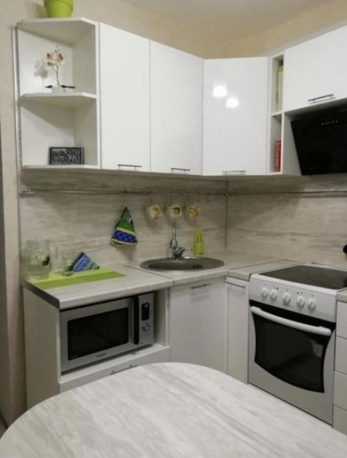 Небольшая кухня. Простая, уютная. 01