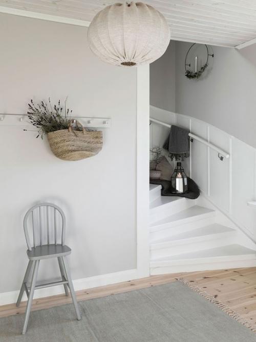 Хотя у шведов есть свои любимые цвета - серый и белый, интерьер конкретного загородного коттеджа в Швеции полон теплых натуральных оттенков. 05