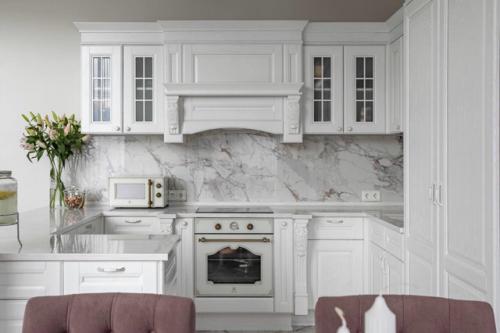 Этот загородный дом - идеальное воплощение классического стиля с современным размахом. 06