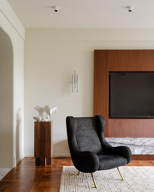 Реализованный интерьер квартиры наполненной предметами искусства. 08