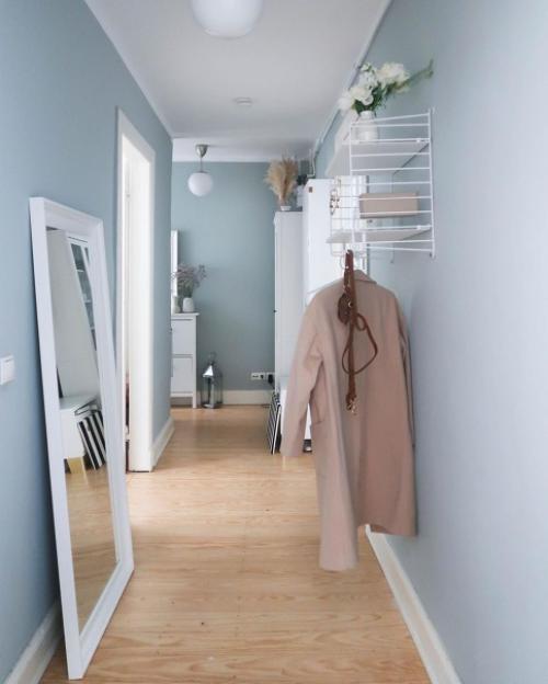 Квартира с нежно-голубой прихожей и более яркими цветовыми деталями мебели, а именно с двумя цветными диванами, голубого и сиреневого цвета. 08