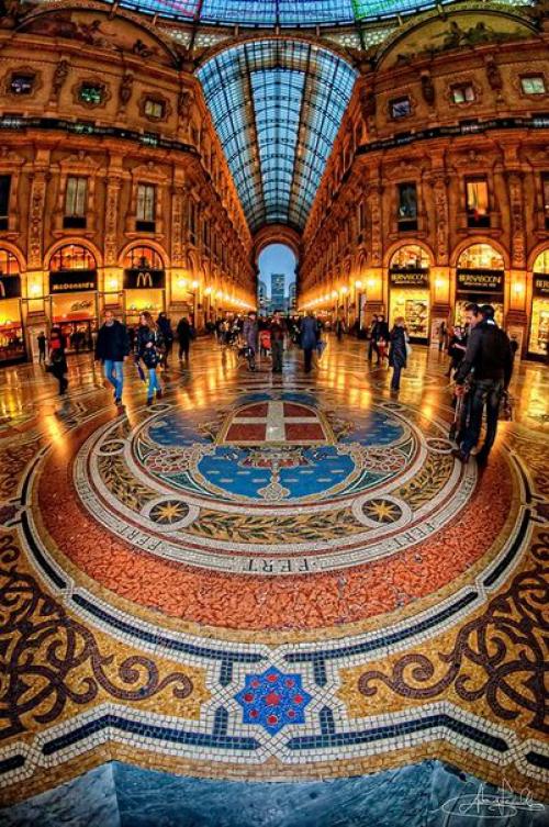 Милан - это модный аристократ, ставший городом - мечтой для эстетов, футбольных фанатов и любителей шоппинга. 01