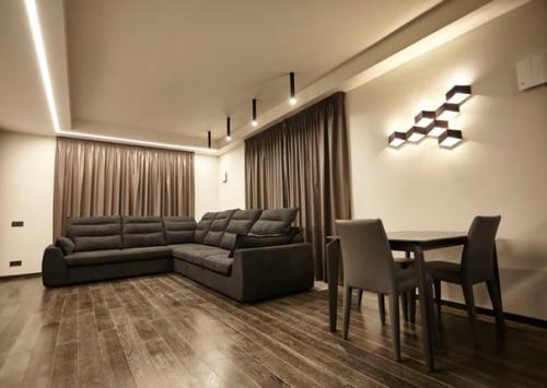 Современный монохромный интерьер общего пространства кухни - столовой и гостиной в ЖК парадный квартал. 05