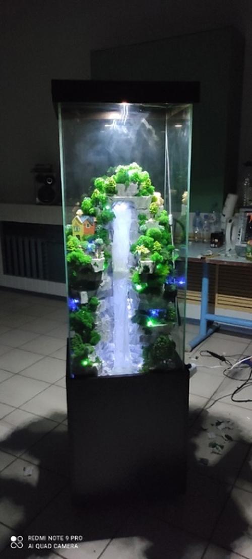 Декоративный водопад под стеклом можно в любом помещении разместить. 01