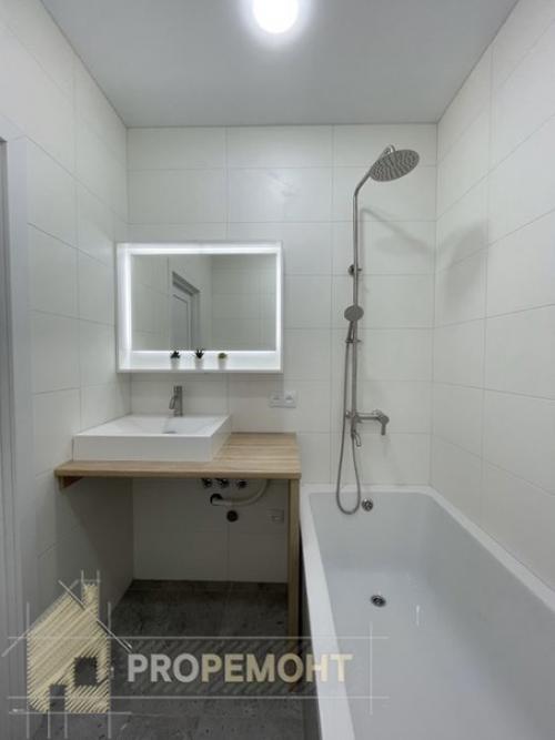 Квартира с современным дизайнерским ремонтом, с использованием натурального дерева в интерьере. 04