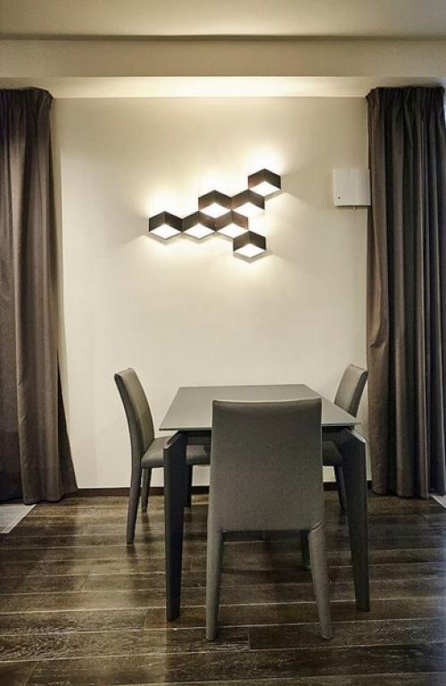 Современный монохромный интерьер общего пространства кухни - столовой и гостиной в ЖК парадный квартал. 04