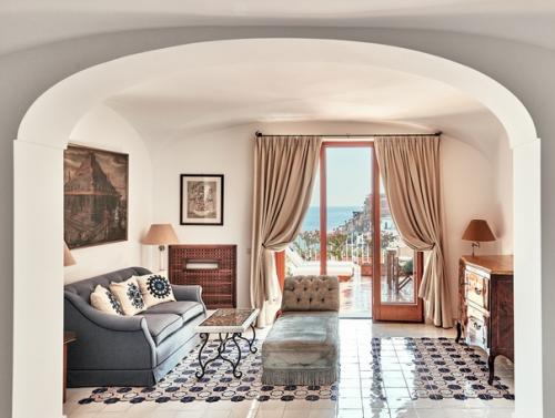 Легендарный отель Le Sirenuse, расположенный в амальфи, небольшом городе на юге Италии, раньше представлял собой летнюю виллу Xviii века. 02